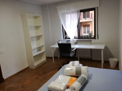 Alquiler de piso en Centro - Salamanca de 3 habitaciones con muebles y balcón