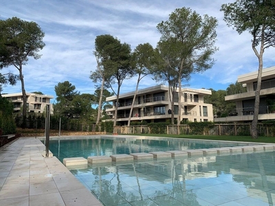 Alquiler de piso en Plaça Europa i Covamar de 2 habitaciones con terraza y piscina