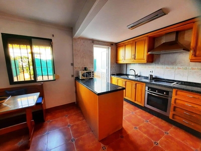 Casa adosada con 3 habitaciones amueblada con parking y aire acondicionado en Torremolinos