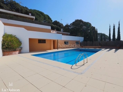 Casa adosada con 4 habitaciones con parking, calefacción, aire acondicionado y vistas al mar en Sant Andreu de Llavaneres