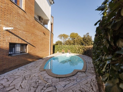 Casa adosada en manel carrasco i formiguera 23 casa cantonera amb piscina en venda a Montjuïc en Girona