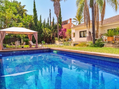 Casa impresionante villa en primera línea de golf en Guadalmina Alta, en Marbella