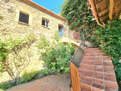 Casa masia del siglo xv en el pueblo en Gualta