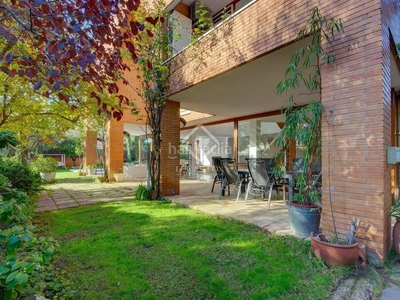 Chalet luminosa villa de 5 dormitorios con jardín de 300 m² en venta en ciudad diagonal, esplugues - barcelona en Esplugues de Llobregat