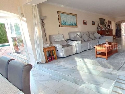 Chalet villa aislada de 3 dormitorios en Elviria en Marbella