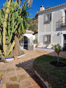 Country property for sale in Moclinejo