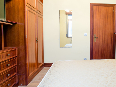 Habitación ideal en apartamento de 5 dormitorios en Rekalde, Bilbao