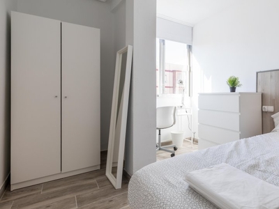 Habitación soleada en apartamento de 10 dormitorios en Algirós, Valencia