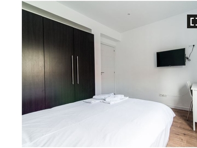 ¡Habitaciones en alquiler en un apartamento de 4 habitaciones en Madrid!
