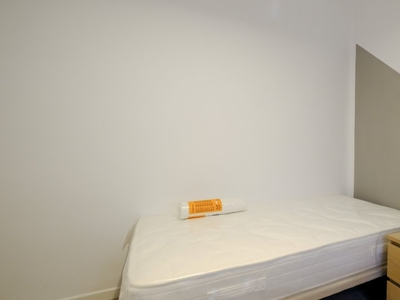 Moderna habitación en alquiler en apartamento de 2 dormitorios en Getafe
