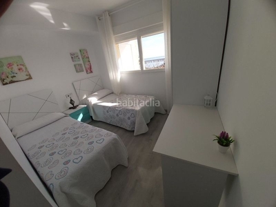 Piso con 3 habitaciones amueblado con ascensor, aire acondicionado y vistas al mar en Fuengirola