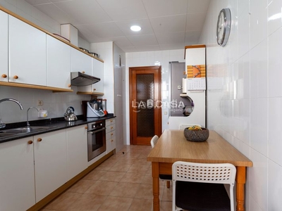 Piso con 4 habitaciones con ascensor y aire acondicionado en Hospitalet de Llobregat (L´)