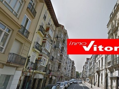 Piso en venta en Centro - Vitoria-Gasteiz de 3 habitaciones con balcón y calefacción