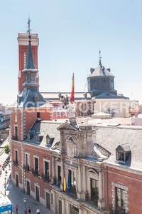 Piso excelente piso exterior con dos balcones en Sol Madrid