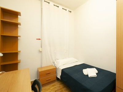 Se alquila habitación en apartamento de 2 dormitorios en el Eixample Dreta.