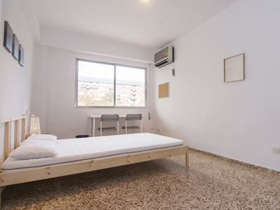 Se alquila habitación en apartamento de 5 dormitorios en Algirós, Valencia