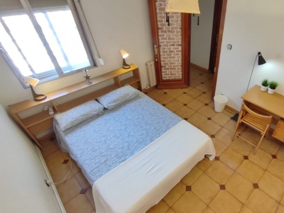 Se alquila habitación en piso de 3 dormitorios en Numancia, Madrid