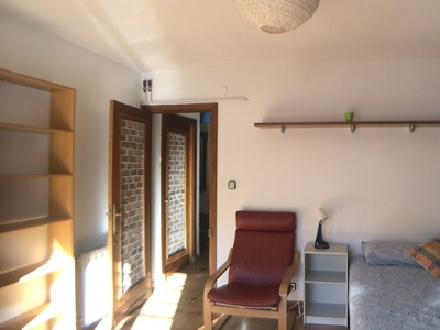 Se alquila habitación en piso de 3 dormitorios en Numancia, Madrid