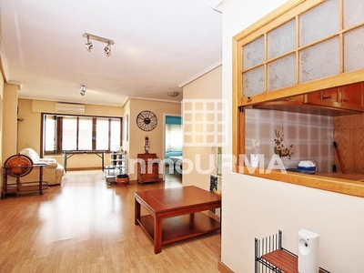 Venta de piso en Campoamor de 3 habitaciones con terraza y aire acondicionado