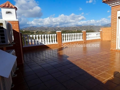 Villa en venta en Benamocarra