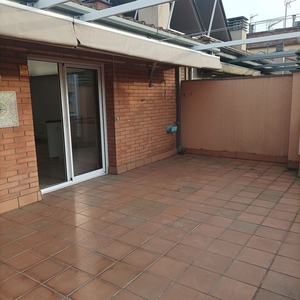 Alquiler de ático en Eixample Sud – Migdia de 4 habitaciones con terraza y garaje