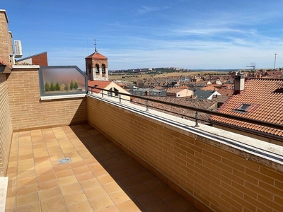 Alquiler de ático en Zaratán de 2 habitaciones con terraza y garaje