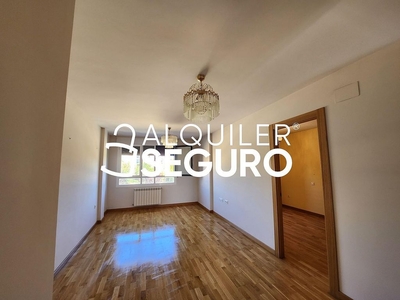 Alquiler de piso en Calaverón - Pajaritos de 2 habitaciones con garaje y muebles