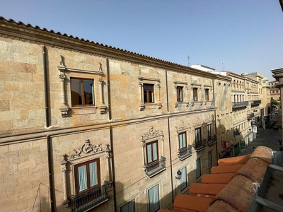 Alquiler de piso en Centro - Salamanca de 5 habitaciones con balcón y calefacción