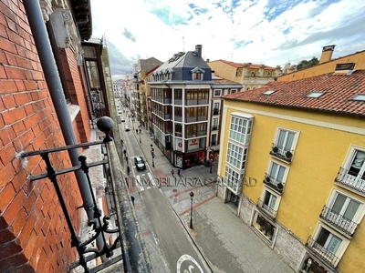 Alquiler de piso en Plaza España - Villa Pilar - Reyes Católicos - Vadillos de 2 habitaciones con terraza y garaje