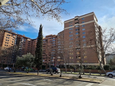 Alquiler de piso en Romareda de 4 habitaciones con terraza y garaje