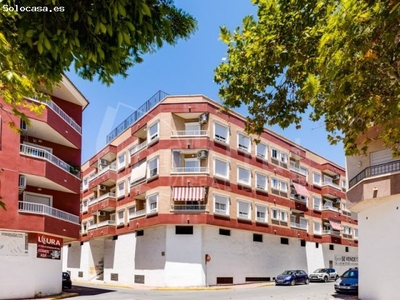 Apartamento en primera planta con plaza de garaje y piscina comunitaria a la