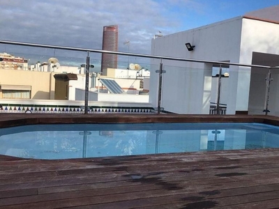 Ático en alquiler en Triana Este de 3 habitaciones con terraza y piscina