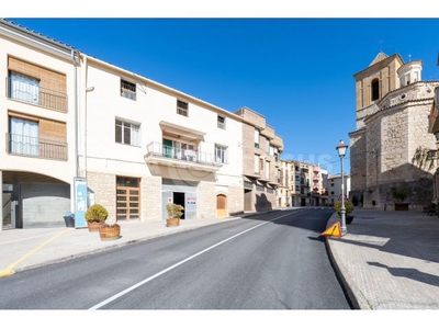 CASA DE 4 HABITACIONES CON GARAJE PARA 10 COCHES o LOCAL COMERCIAL EN CORNUDELLA DEL MONTSANT