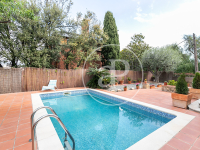 Casa unifamiliar con jardín y piscina en venta en Montjuïc