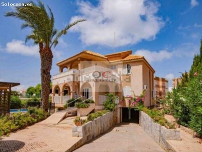 Chalet con piscina en La Manga del Mar Menor en zona Galúa-Calnegre.