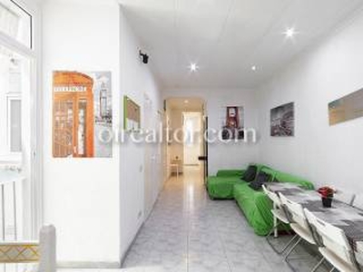 Piso de cuatro habitaciones 81 m², El Raval, Barcelona