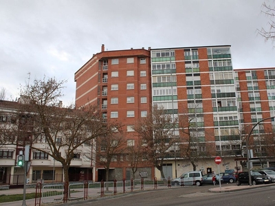 Piso en venta en Avenida de Madrid de 2 habitaciones con terraza y garaje