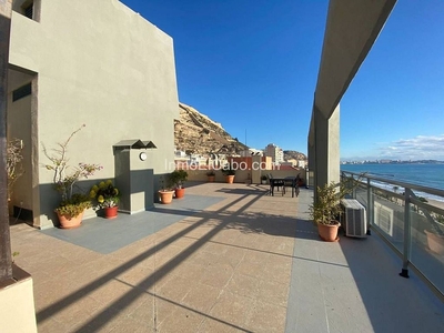 Piso en venta en Casco Antiguo - Santa Cruz de 3 habitaciones con terraza y balcón