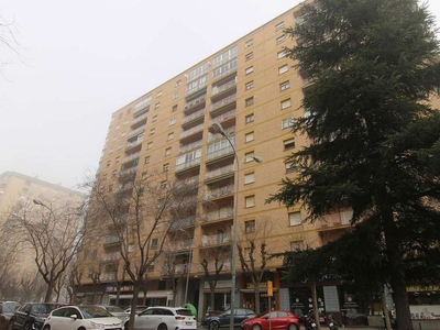 Piso en venta en Santiago de 4 habitaciones con terraza y calefacción