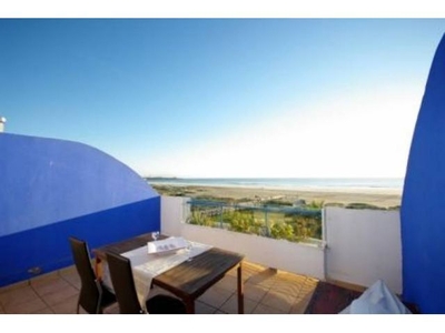 Se alquila apartamento primera linea de playa