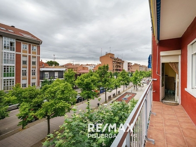 Venta de piso en avenida Madrid de 3 habitaciones con balcón y calefacción