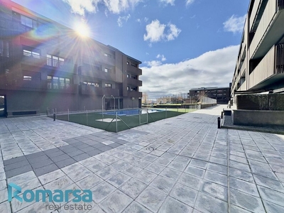 Venta de piso en Polígono - Carrefour de 2 habitaciones con terraza y piscina
