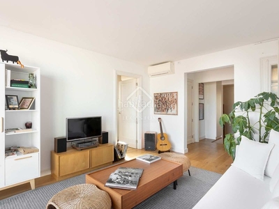 Alquiler ático reformado y amueblado, con 3 dormitorios y 2 terrazas, en alquiler en el eixample en Barcelona