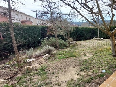 Alquiler casa en carrer de l'església 39 casa a 4 vents en una sola planta amb jardí i gran garatge en Vallgorguina