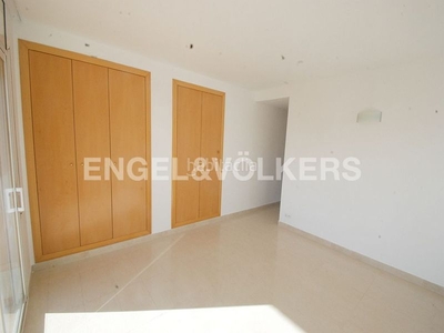 Alquiler piso amplio y soleado apartamento con grandes vistas en Sitges