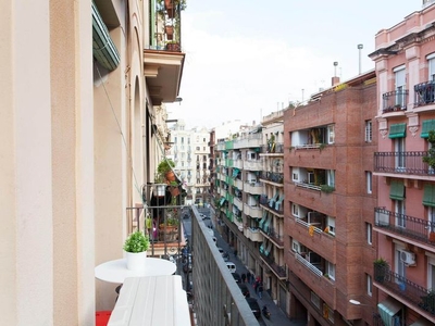 Alquiler piso con 2 habitaciones amueblado con calefacción y aire acondicionado en Barcelona