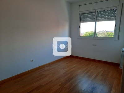 Alquiler piso en alquiler en zona mas llui, consta de cuatro habitaciones, salón comedor con salida a balcón, cocina y dos baños. completamente exterior, muy luminoso. plaza de parquin en la misma finca. en Sant Feliu de Llobregat