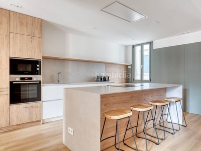 Alquiler piso en carrer del consell de cent 304 descubre lo mejor , con este apartamento de dos dormitorios en la dreta de l'eixample con vistas a la ciudad desde el balcón. es muy fácil llegar y empezar a vivir en este esmeradamente apartamento amueblado de blueground con su cocina totalme en Barcelona