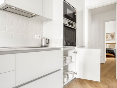 Alquiler piso en gran via de les corts catalanes 606 descubre lo mejor , con este apartamento de dos dormitorios en la dreta de l'eixample con vistas a la ciudad desde el balcón. es muy fácil llegar y empezar a vivir en este a la moda apartamento amueblado de blueground con su cocina totalmente en Barcelona