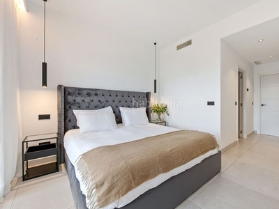 Apartamento con 3 habitaciones amueblado con parking, piscina, aire acondicionado y vistas al mar en Marbella